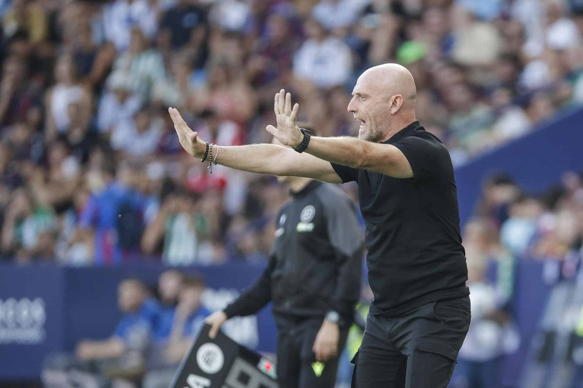El entrenador del Levante Julián Calero, en el Ciutat de València.- EFE/ Manuel Bruque