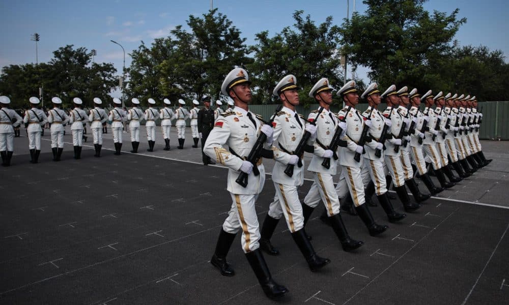 Soldados del Ejército Popular de Liberación (EPL) durante un ensayo en Pekín, China, el 20 de agosto de 2025, antes del desfile militar en conmemoración del 80 aniversario del fin de la Segunda Guerra Mundial. EFE/EPA/ANDRES MARTINEZ CASARES