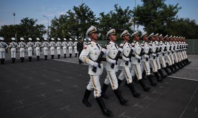 Soldados del Ejército Popular de Liberación (EPL) durante un ensayo en Pekín, China, el 20 de agosto de 2025, antes del desfile militar en conmemoración del 80 aniversario del fin de la Segunda Guerra Mundial. EFE/EPA/ANDRES MARTINEZ CASARES