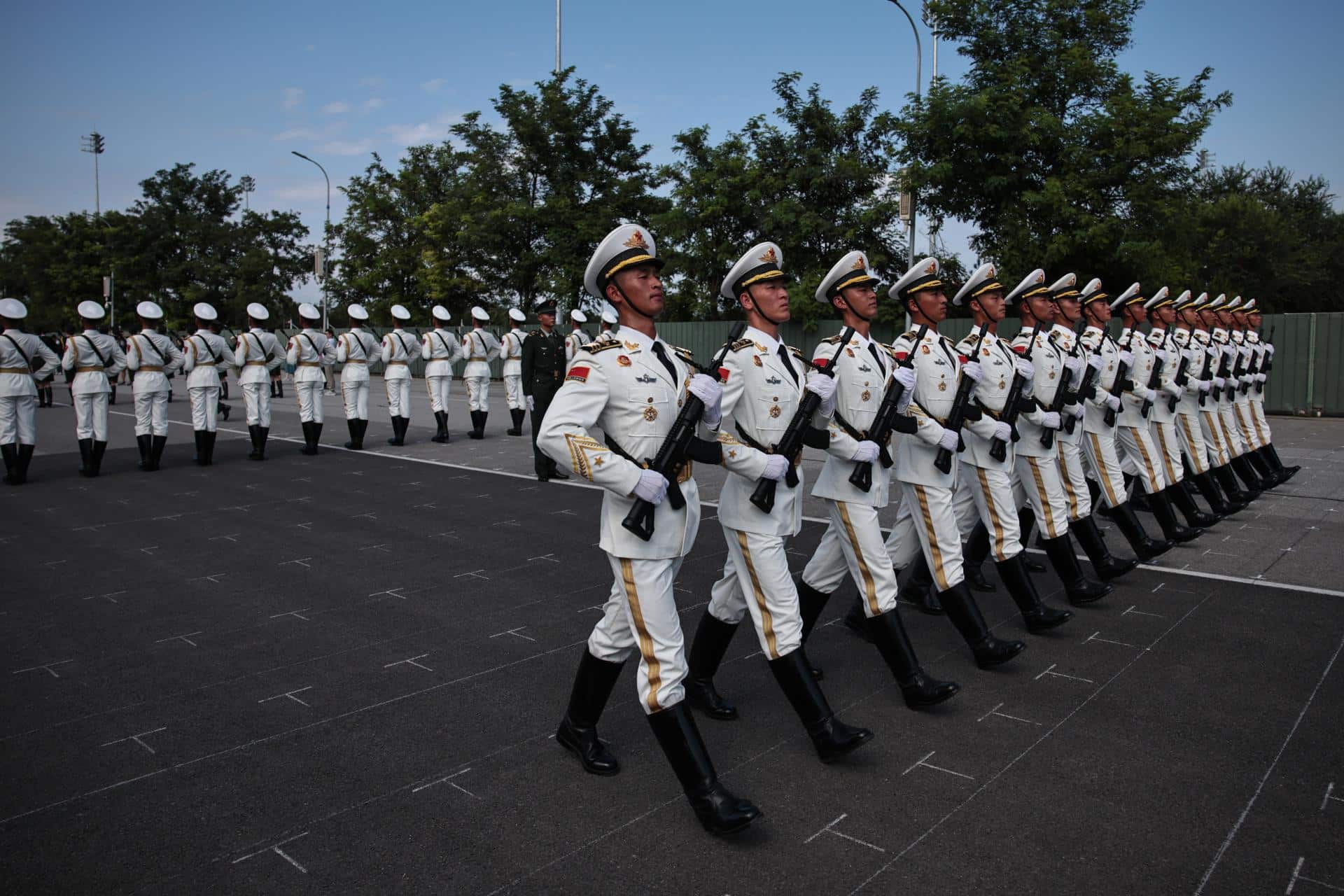 Soldados del Ejército Popular de Liberación (EPL) durante un ensayo en Pekín, China, el 20 de agosto de 2025, antes del desfile militar en conmemoración del 80 aniversario del fin de la Segunda Guerra Mundial. EFE/EPA/ANDRES MARTINEZ CASARES