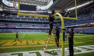Los operarios adaptan el Bernabéu para el fútbol americano en Madrid con motivo de la celebración por primera vez en España de un encuentro oficial de la temporada regular de la National Football League (NFL) entre los Miami Dolphins y los Washington Commanders. EFE/ Daniel González