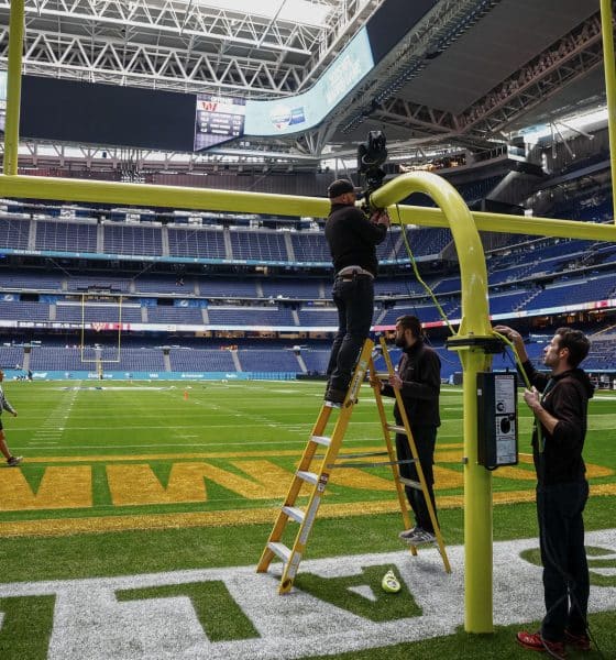 Los operarios adaptan el Bernabéu para el fútbol americano en Madrid con motivo de la celebración por primera vez en España de un encuentro oficial de la temporada regular de la National Football League (NFL) entre los Miami Dolphins y los Washington Commanders. EFE/ Daniel González