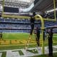 Los operarios adaptan el Bernabéu para el fútbol americano en Madrid con motivo de la celebración por primera vez en España de un encuentro oficial de la temporada regular de la National Football League (NFL) entre los Miami Dolphins y los Washington Commanders. EFE/ Daniel González