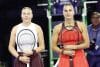 La bielorrusa Aryna Sabalenka con la estadounidense Amanda Anisimova en las semifinales de las WTA Finals 2025 en Riyadh, Arabia Saudí. EFE/EPA/STR