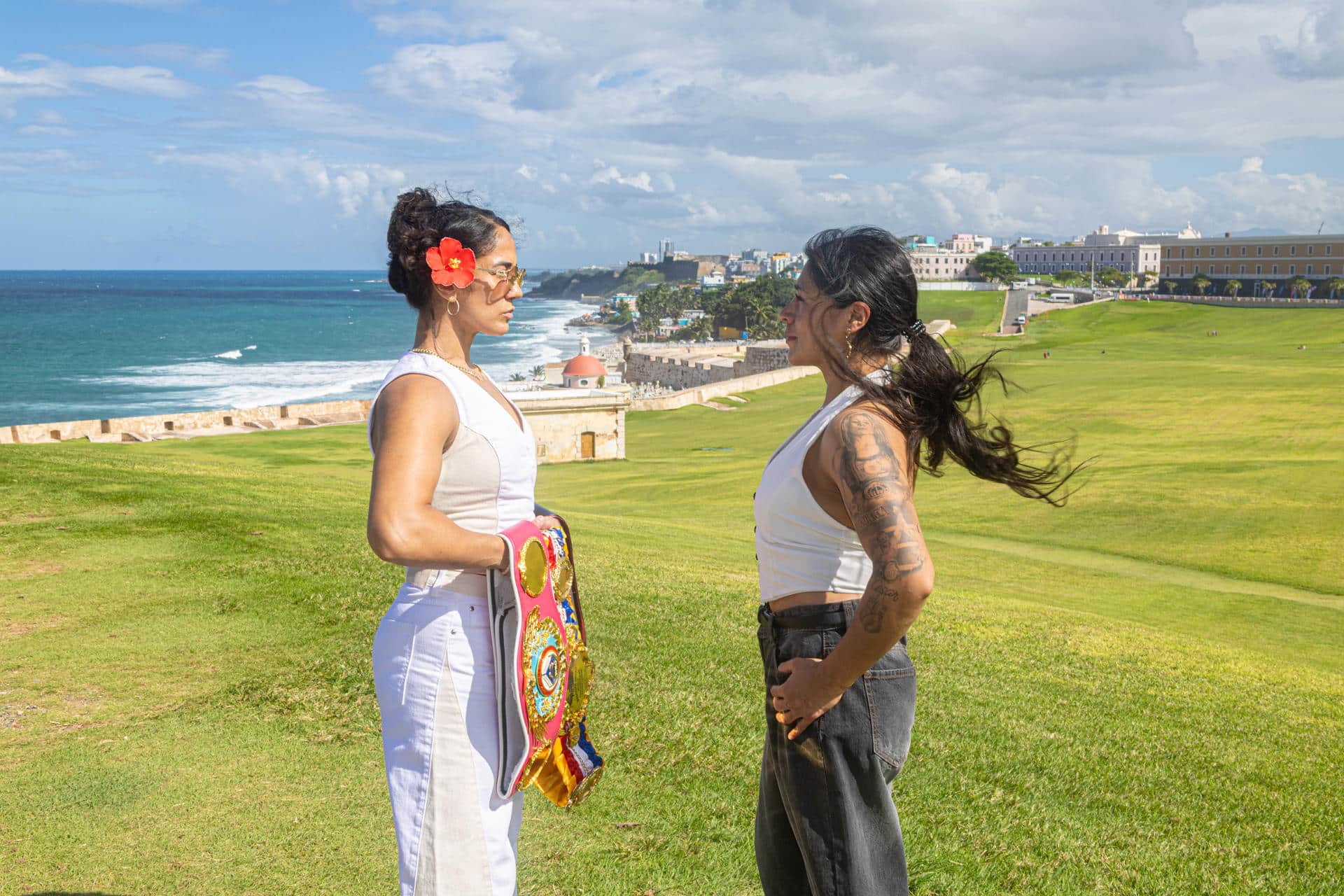 Fotografía cedida por Most Valuable Promotions de la puertorriqueña Amanda Serrano (i) y la mexicana Erika Cruz durante una sesión de fotos este viernes, en San Juan (Puerto Rico). EFE/Victor Planas/Most Valuable Promotions /SOLO USO EDITORIAL /NO VENTAS /SOLO DISPONIBLE PARA ILUSTRAR LA NOTICIA QUE ACOMPAÑA /CRÉDITO OBLIGATORIO