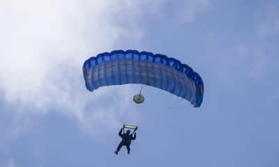 Un paracaidista se lanza de un helicóptero militar durante la Expo Aeronáutica Industrial 2025 este sábado, en Maracay (Venezuela). EFE/ Leman Pasquale