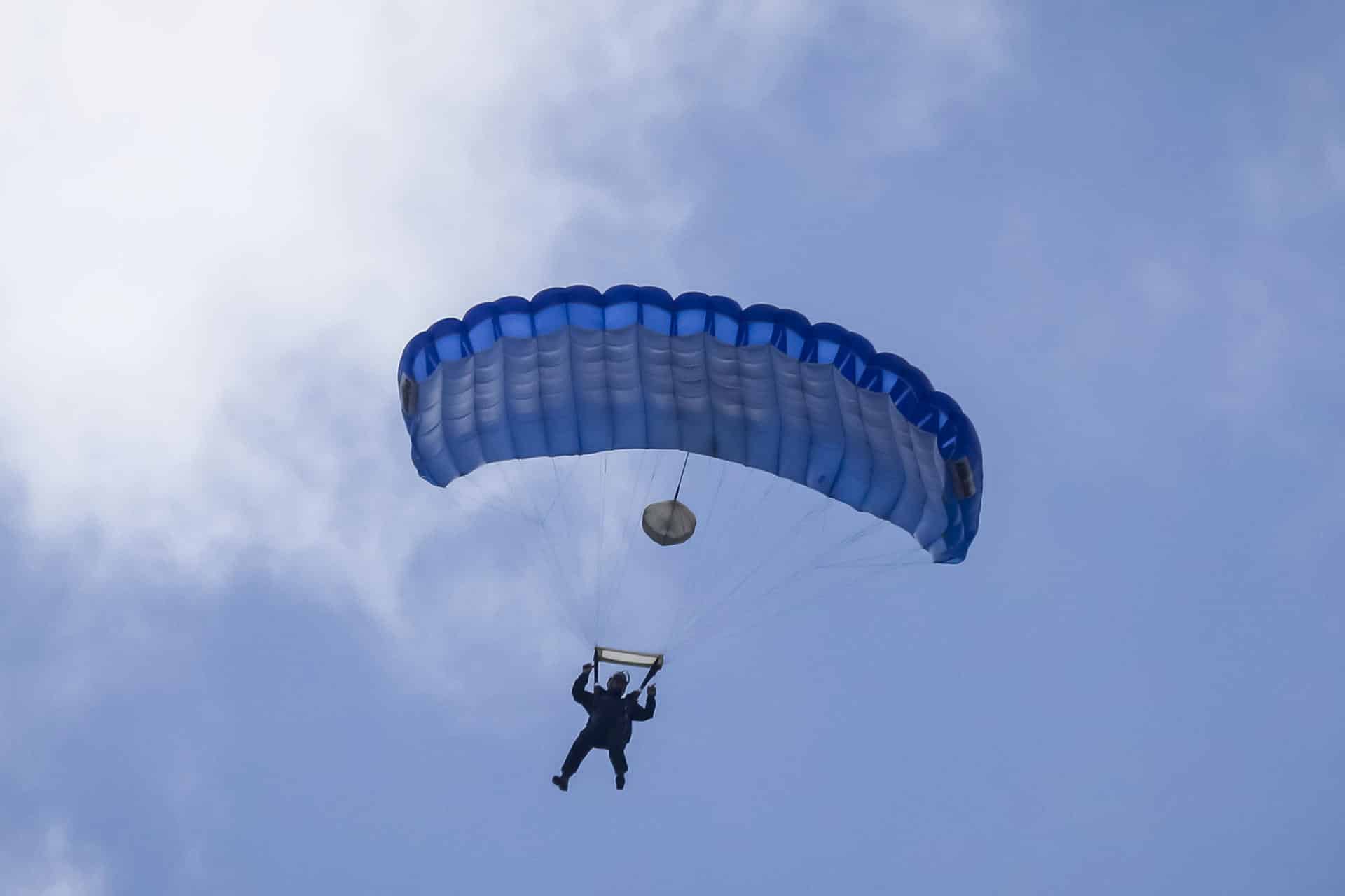 Un paracaidista se lanza de un helicóptero militar durante la Expo Aeronáutica Industrial 2025 este sábado, en Maracay (Venezuela). EFE/ Leman Pasquale