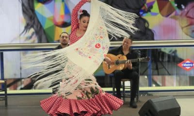 La bailaora Concha Jareño, el cantaor Juan Motos y el guitarrista Jesús Núñez durante su actuación en la estación Paco de Lucía del Metro de Madrid, con motivo Día Internacional del Flamenco en 2023. EFE/ Fernando Alvarado/Archivo.