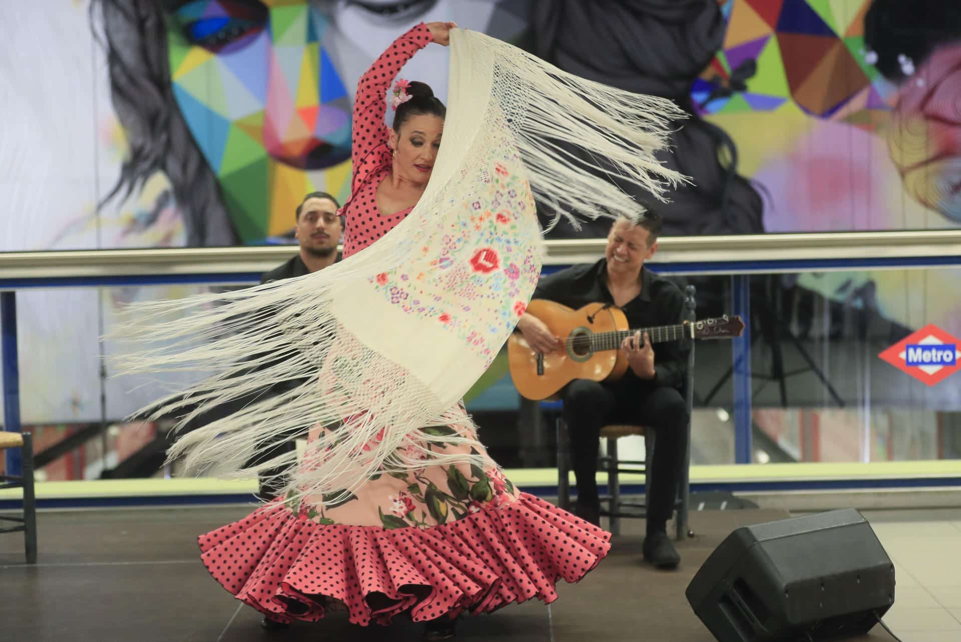 La bailaora Concha Jareño, el cantaor Juan Motos y el guitarrista Jesús Núñez durante su actuación en la estación Paco de Lucía del Metro de Madrid, con motivo Día Internacional del Flamenco en 2023. EFE/ Fernando Alvarado/Archivo.