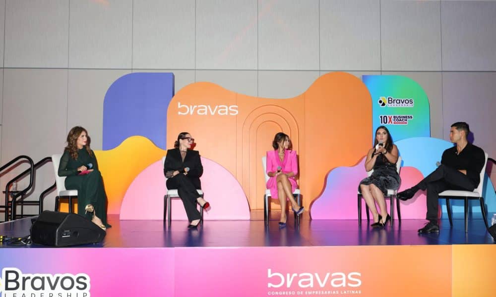 Fotografía cedida por Bravas Leadership de la directora general, Gaby Bravo (i), durante un evento en el Hotel Avalon de Alpharetta, en Georgia (Estados Unidos). EFE/ Bravas Leadership /SOLO USO EDITORIAL NO VENTAS /SOLO DISPONIBLE PARA ILUSTRAR LA NOTICIA QUE ACOMPAÑA (CRÉDITO OBLIGATORIO)