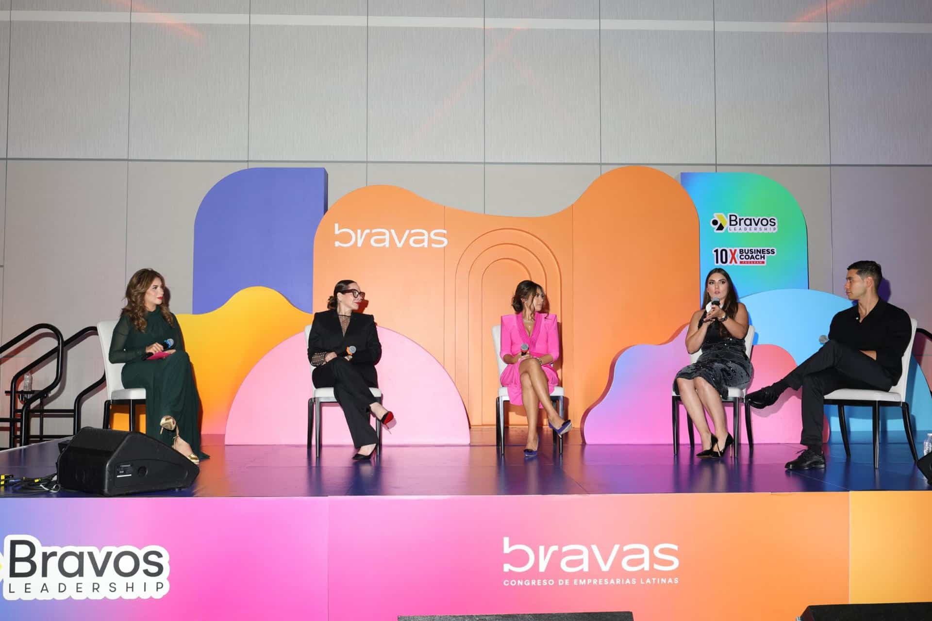 Fotografía cedida por Bravas Leadership de la directora general, Gaby Bravo (i), durante un evento en el Hotel Avalon de Alpharetta, en Georgia (Estados Unidos). EFE/ Bravas Leadership /SOLO USO EDITORIAL NO VENTAS /SOLO DISPONIBLE PARA ILUSTRAR LA NOTICIA QUE ACOMPAÑA (CRÉDITO OBLIGATORIO)