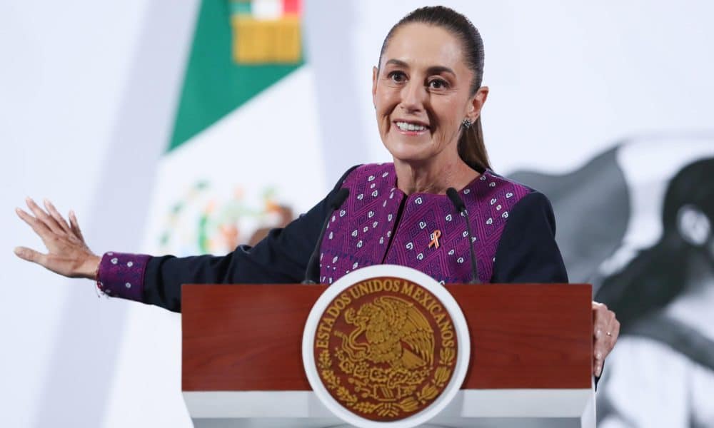 La presidenta de México, Claudia Sheiunbaum, habla durante una rueda de prensa este martes, en el Palacio Nacional de la Ciudad de México (México). EFE/Mario Guzmán