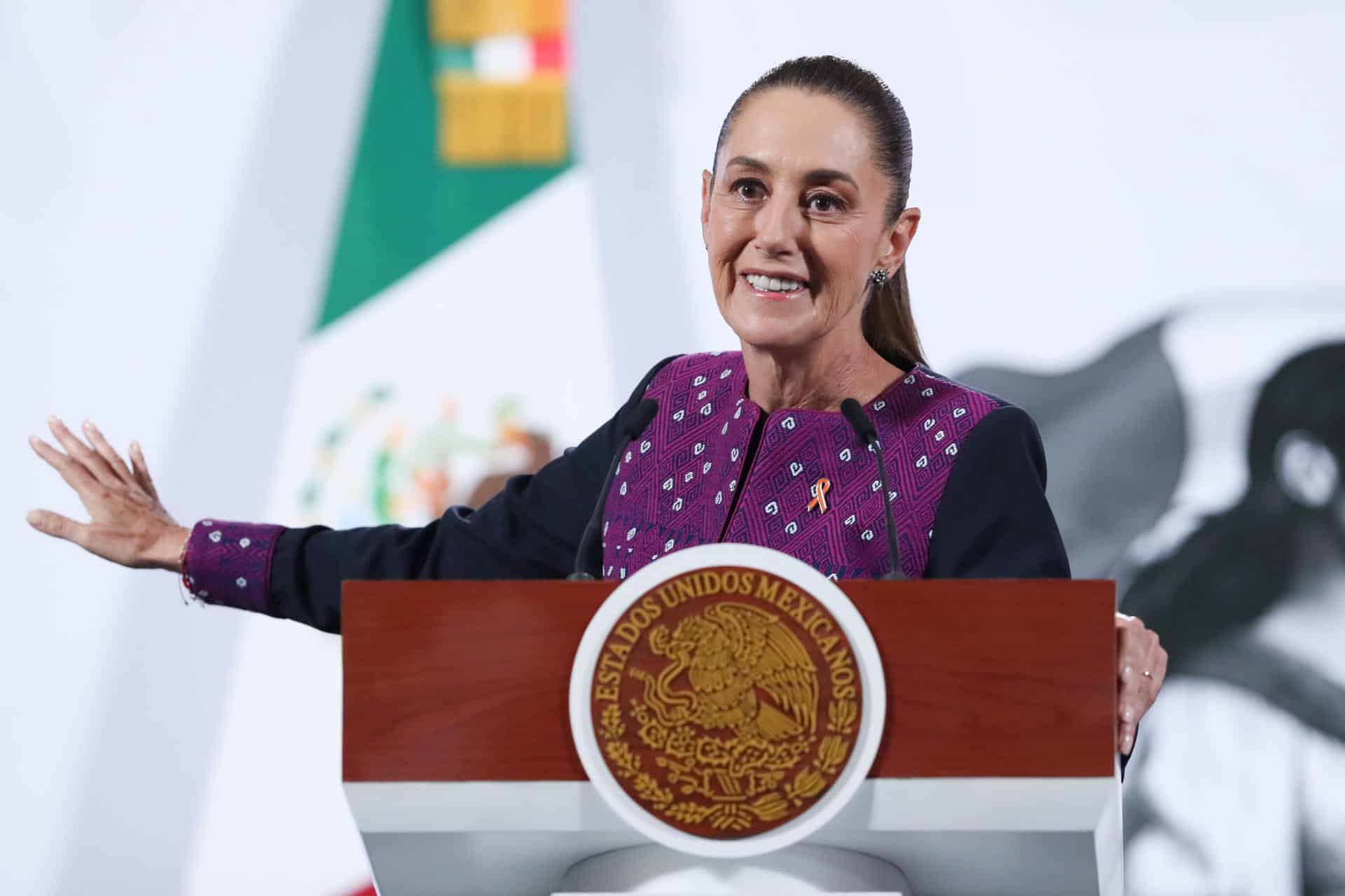 La presidenta de México, Claudia Sheiunbaum, habla durante una rueda de prensa este martes, en el Palacio Nacional de la Ciudad de México (México). EFE/Mario Guzmán