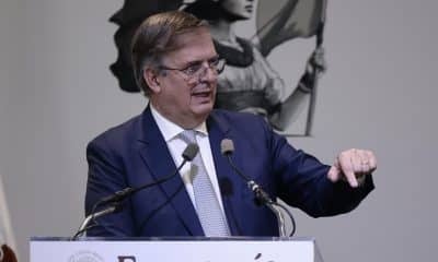 El secretario de Economía, Marcelo Ebrard, habla en una conferencia de prensa este martes, en Ciudad de México (México). EFE/ José Méndez