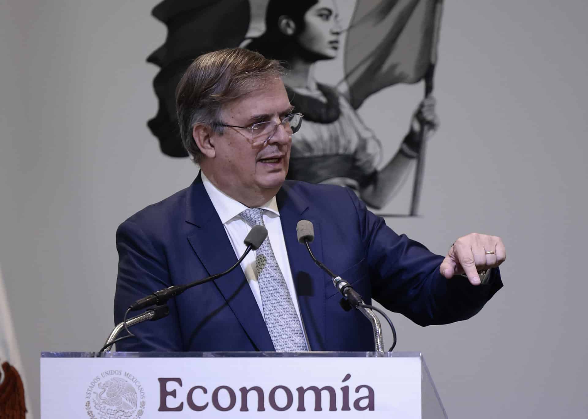 El secretario de Economía, Marcelo Ebrard, habla en una conferencia de prensa este martes, en Ciudad de México (México). EFE/ José Méndez