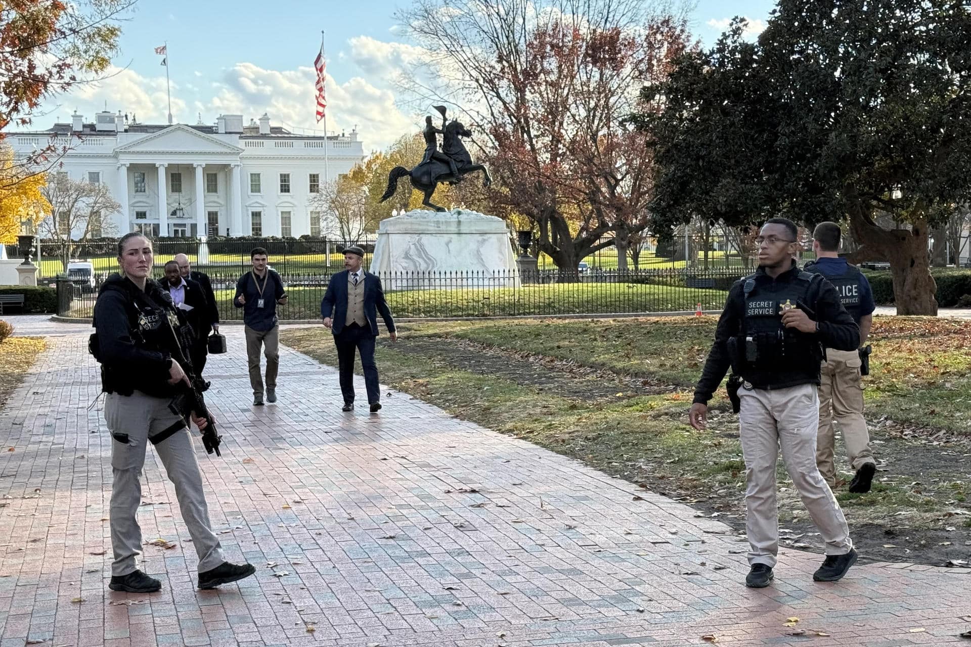 Integrantes del Servicio Secreto de los Estados Unidos custodian la entrada de la Casa Blanca este miércoles, en Washington (EE.UU.). EFE/ Octavio Guzmán