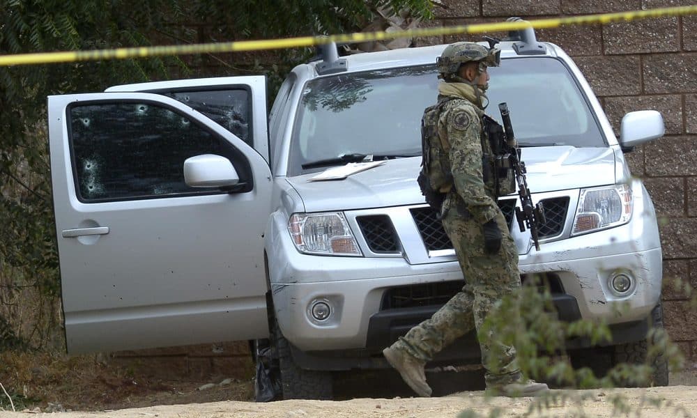 Un agente de la Marina Armada de México realiza un reconocimiento del sitio donde se originó un enfrentamiento entre la fuerza militar y un grupo armado, en el municipio de Culiacán, en el estado de Sinaloa (México). Imagen de archivo. EFE/Juan Carlos Cruz