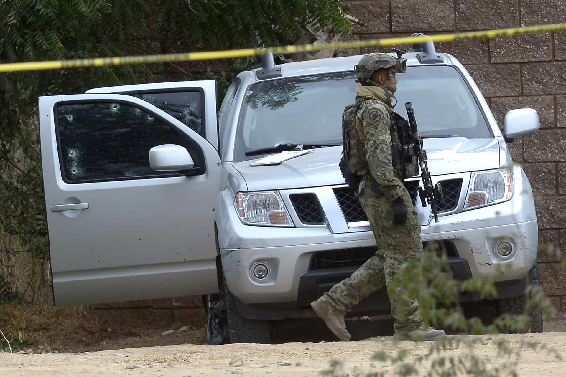Un agente de la Marina Armada de México realiza un reconocimiento del sitio donde se originó un enfrentamiento entre la fuerza militar y un grupo armado, en el municipio de Culiacán, en el estado de Sinaloa (México). Imagen de archivo. EFE/Juan Carlos Cruz