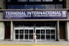 Una persona camina este miércoles, frente al aeropuerto internacional Simón Bolívar, que sirve a Caracas, en Maiquetía (Venezuela). EFE/ Ronald Peña R
