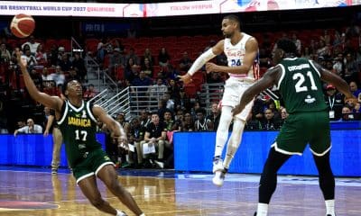 Gian Clavell (c), de Puerto Rico, disputa un balón con Chase Audige (i) y Kofi Cockburn, de  Jamaica, durante un partido de la primera ronda del grupo B de la clasificación para la Copa Mundial de Baloncesto 2027 entre Puerto Rico y Jamaica en el Coliseo Roberto Clemente, en San Juan (Puerto Rico). EFE/Thais Llorca