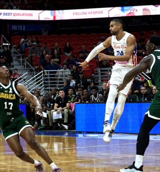 Gian Clavell (c), de Puerto Rico, disputa un balón con Chase Audige (i) y Kofi Cockburn, de  Jamaica, durante un partido de la primera ronda del grupo B de la clasificación para la Copa Mundial de Baloncesto 2027 entre Puerto Rico y Jamaica en el Coliseo Roberto Clemente, en San Juan (Puerto Rico). EFE/Thais Llorca