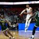 Gian Clavell (c), de Puerto Rico, disputa un balón con Chase Audige (i) y Kofi Cockburn, de  Jamaica, durante un partido de la primera ronda del grupo B de la clasificación para la Copa Mundial de Baloncesto 2027 entre Puerto Rico y Jamaica en el Coliseo Roberto Clemente, en San Juan (Puerto Rico). EFE/Thais Llorca