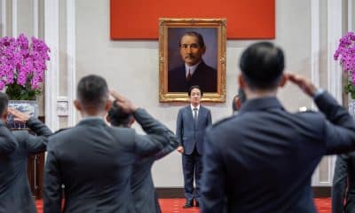 TAIPÉI (Taiwán), 25/11/2025.- Fotografía cedida por la Oficina Presidencial de Taiwán de su mandatario, William Lai, asistiendo a una ceremonia de promoción de generales este martes, en el Palacio Presidencial en Taipéi (Taiwan). Lai reafirmó su intención de construir un "sistema de defensa aérea en capas" para dotar de "mayor profundidad y resiliencia" a la defensa de la isla, en medio de la creciente presión diplomática, mediática y militar de China sobre este territorio. EFE/ Wang Yu Ching / Oficina Presidencial de Taiwán/ SOLO USO EDITORIAL/SOLO DISPONIBLE PARA ILUSTRAR LA NOTICIA QUE ACOMPAÑA (CRÉDITO OBLIGATORIO)