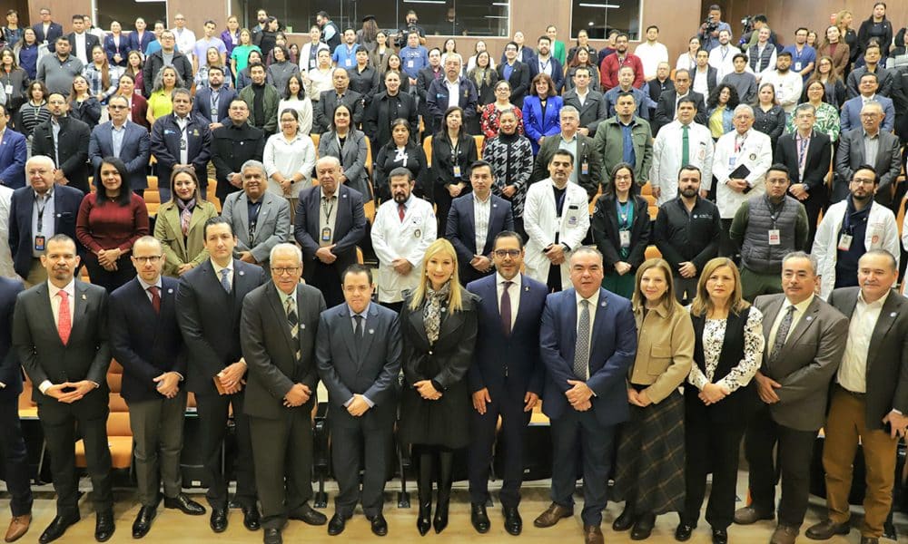 Fotografía cedida por el Gobierno de Nuevo León que muestra al director de Asuntos Corporativos de AstraZeneca, Helios Becerril Miranda ((6-d), la directora de la Secretaria de Salud, Alma Rosa Marroquín (c-i) y al director del Hospital Universitario, Óscar Vidal Gutiérrez (c-i), posan durante la firma de un convenio entre la Secretaría de Salud, AstraZeneca y el Hospital Universitario este lunes, en Nuevo León (México).. EFE/ Gobierno de Nuevo León /SOLO USO EDITORIAL/ NO VENTAS/ SOLO DISPONIBLE PARA ILUSTRAR LA NOTICIA QUE ACOMPAÑA (CRÉDITO OBLIGATORIO)