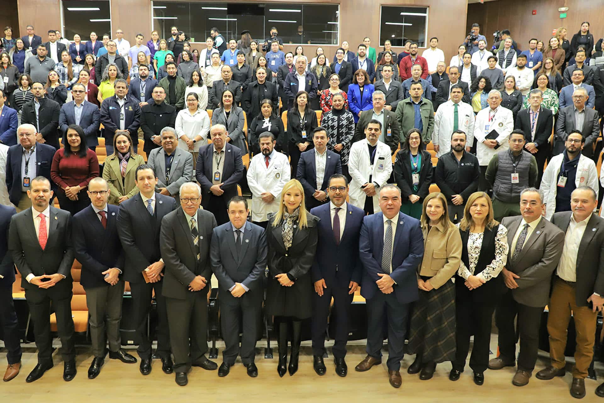 Fotografía cedida por el Gobierno de Nuevo León que muestra al director de Asuntos Corporativos de AstraZeneca, Helios Becerril Miranda ((6-d), la directora de la Secretaria de Salud, Alma Rosa Marroquín (c-i) y al director del Hospital Universitario, Óscar Vidal Gutiérrez (c-i), posan durante la firma de un convenio entre la Secretaría de Salud, AstraZeneca y el Hospital Universitario este lunes, en Nuevo León (México).. EFE/ Gobierno de Nuevo León /SOLO USO EDITORIAL/ NO VENTAS/ SOLO DISPONIBLE PARA ILUSTRAR LA NOTICIA QUE ACOMPAÑA (CRÉDITO OBLIGATORIO)