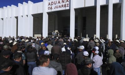 Campesinos protestan en contra de la nueva Ley de Aguas Nacionales este lunes, en la Aduana del Puente Internacional Córdova de las Américas, en Ciudad Juárez (México). EFE/ Luis Torres