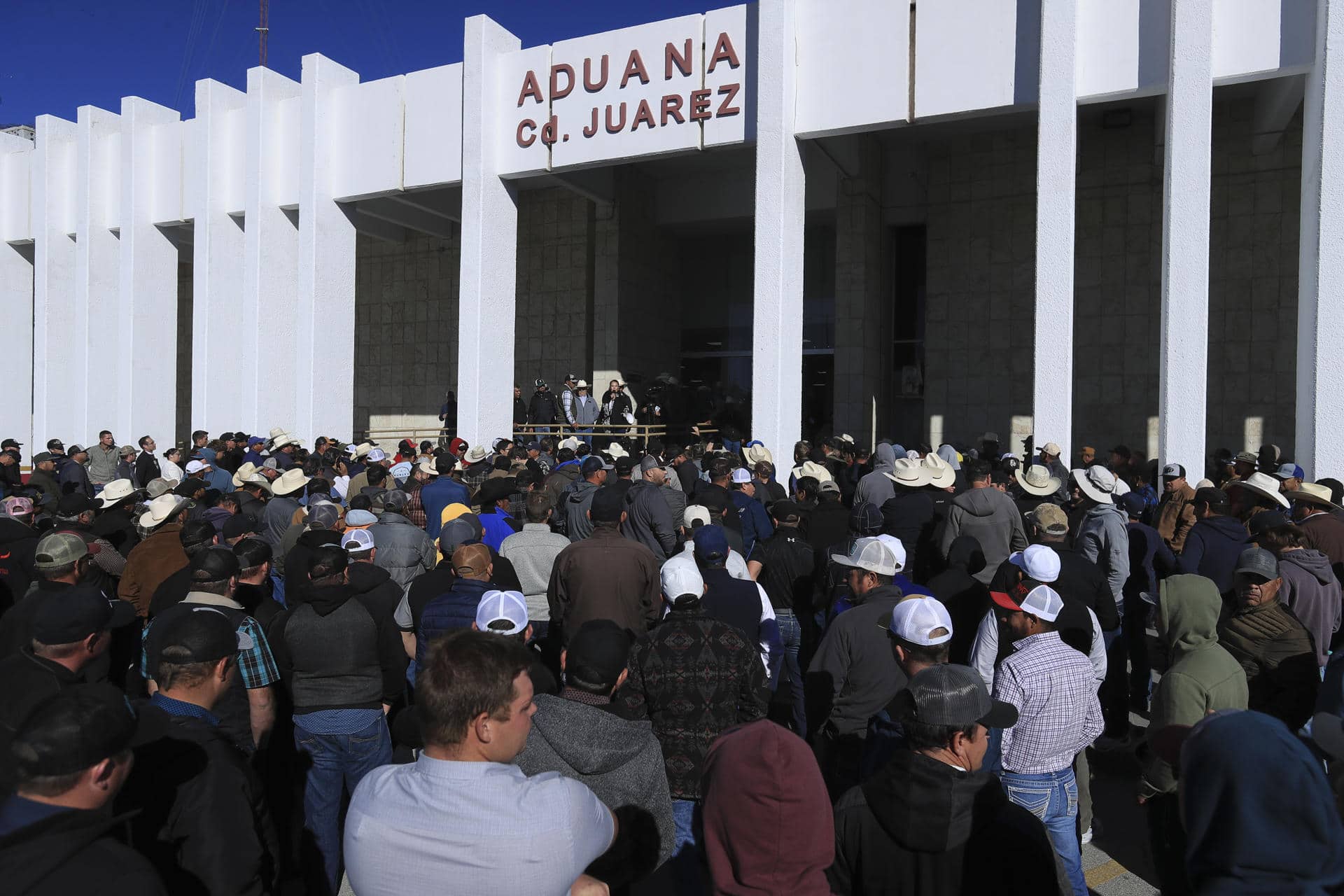Campesinos protestan en contra de la nueva Ley de Aguas Nacionales este lunes, en la Aduana del Puente Internacional Córdova de las Américas, en Ciudad Juárez (México). EFE/ Luis Torres