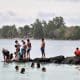 Imagen de archivo de niños jugando en Funafuti, Tuvalu,(Australia). EFE/EPA/MICK TSIKAS AUSTRALIA AND NEW ZEALAND OUT[AUSTRALIA AND NEW ZEALAND OUT]