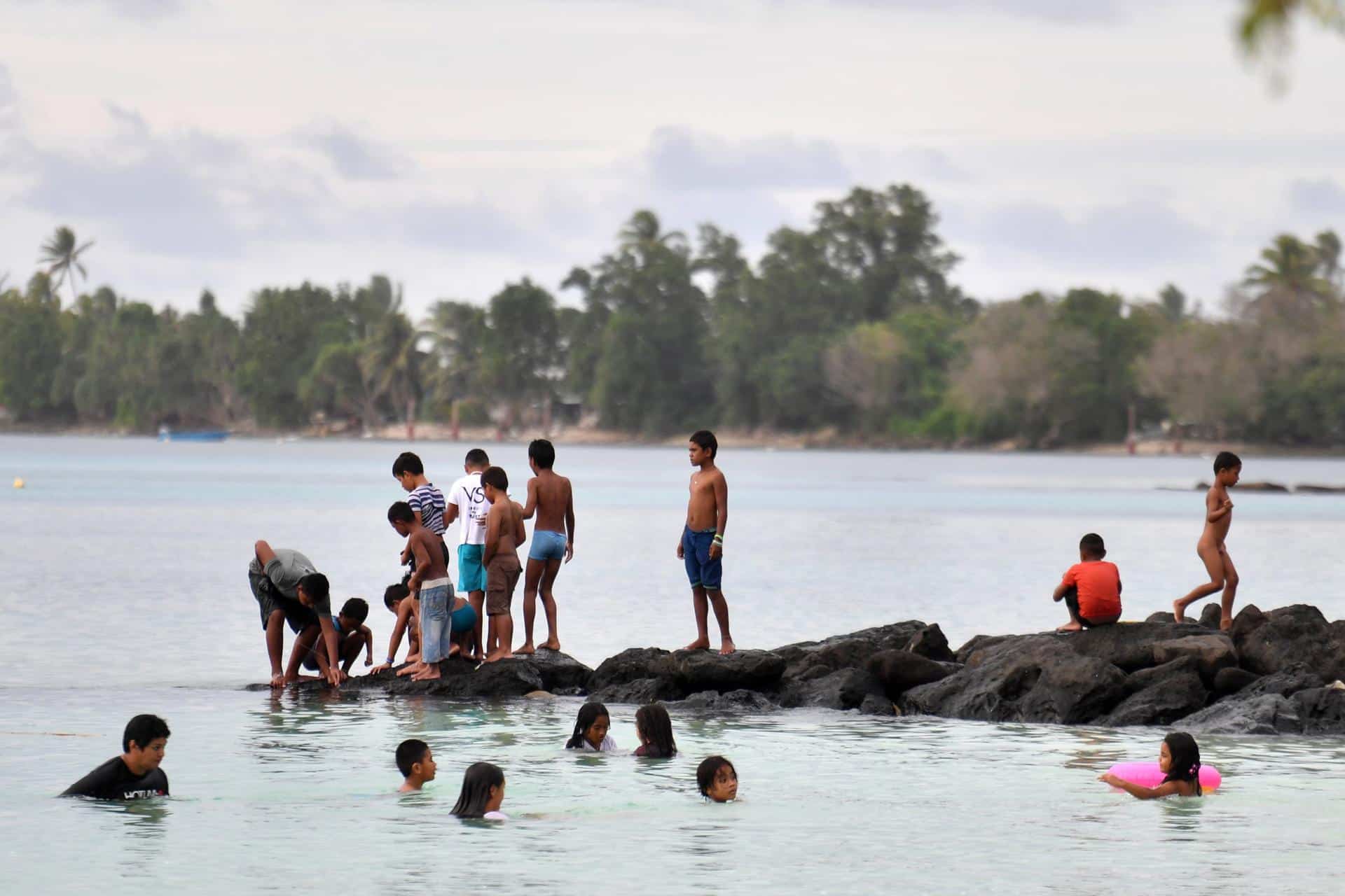 Imagen de archivo de niños jugando en Funafuti, Tuvalu,(Australia). EFE/EPA/MICK TSIKAS AUSTRALIA AND NEW ZEALAND OUT[AUSTRALIA AND NEW ZEALAND OUT]
