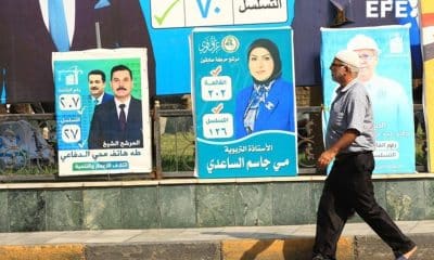 Un hombre pasa por una calle de Bagdad con carteles electorales. Irak celebra elecciones generales del 11 de noviembre, en las que los principales bloques chiíes, suníes y kurdos volverán a competir por los 329 escaños del Parlamento, así como por las jefaturas del Estado, Gobierno y de la propia cámara. EFE/EPA/CEERWAN AZIZ