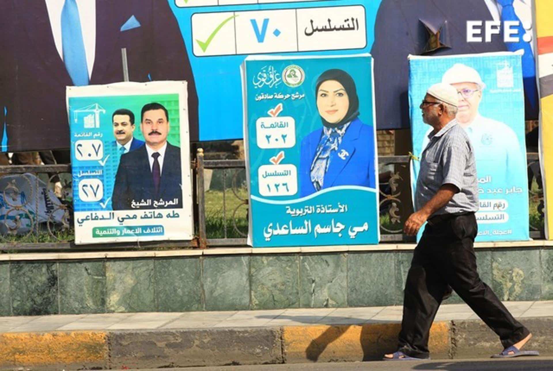 Un hombre pasa por una calle de Bagdad con carteles electorales. Irak celebra elecciones generales del 11 de noviembre, en las que los principales bloques chiíes, suníes y kurdos volverán a competir por los 329 escaños del Parlamento, así como por las jefaturas del Estado, Gobierno y de la propia cámara. EFE/EPA/CEERWAN AZIZ