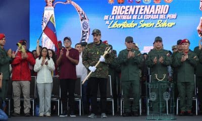 El presidente de Venezuela, Nicolás Maduro, sostiene la Espada del Perú este martes, durante una marcha en Caracas (Venezuela). EFE/ Miguel Gutiérrez