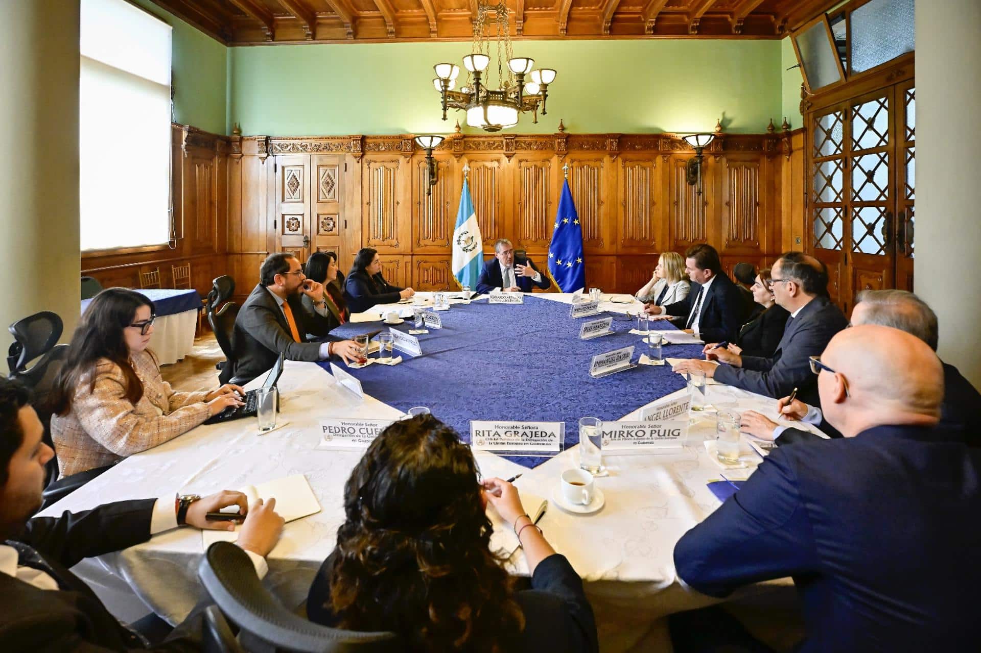 Fotografía cedida por la Presidencia de Guatemala de su mandatario, Bernardo Arévalo de León (c), hablando durante una reunión con integrantes de la Misión de Observación de la Unión Europea (UE) este viernes, en Ciudad de Guatemala (Guatemala). EFE/ Presidencia de Guatemala /SOLO USO EDITORIAL/NO VENTAS/ SOLO DISPONIBLE PARA ILUSTRAR LA NOTICIA QUE ACOMPAÑA (CRÉDITO OBLIGATORIO)