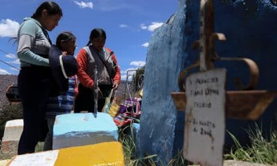 Personas visitan el cementerio La Llamita este domingo, en La Paz (Bolivia). EFE/ Gabriel Márquez
