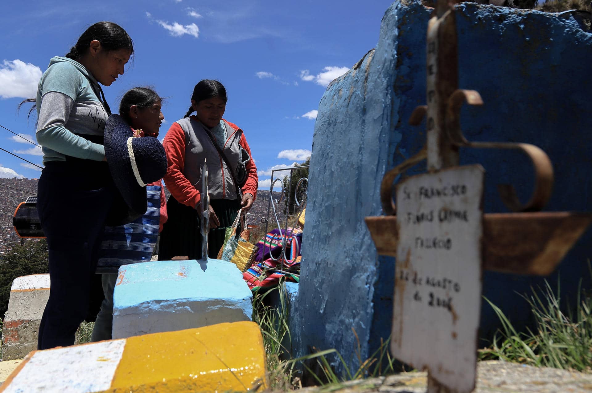 Personas visitan el cementerio La Llamita este domingo, en La Paz (Bolivia). EFE/ Gabriel Márquez