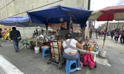 Vendedores ambulantes ofrecen sus productos en una calle de la Ciudad de México (México). Fotografía de archivo. EFE/Isaac Esquivel