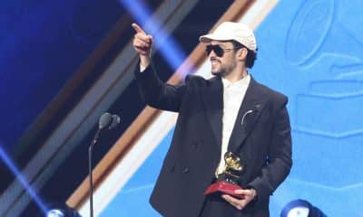 El cantante puertorriqueño Bad Bunny celebra luego de ganar el Latin Grammy a Mejor Álbum de música urbana este jueves, en Las Vegas (Estados Unidos). EFE/ Octavio Guzmán