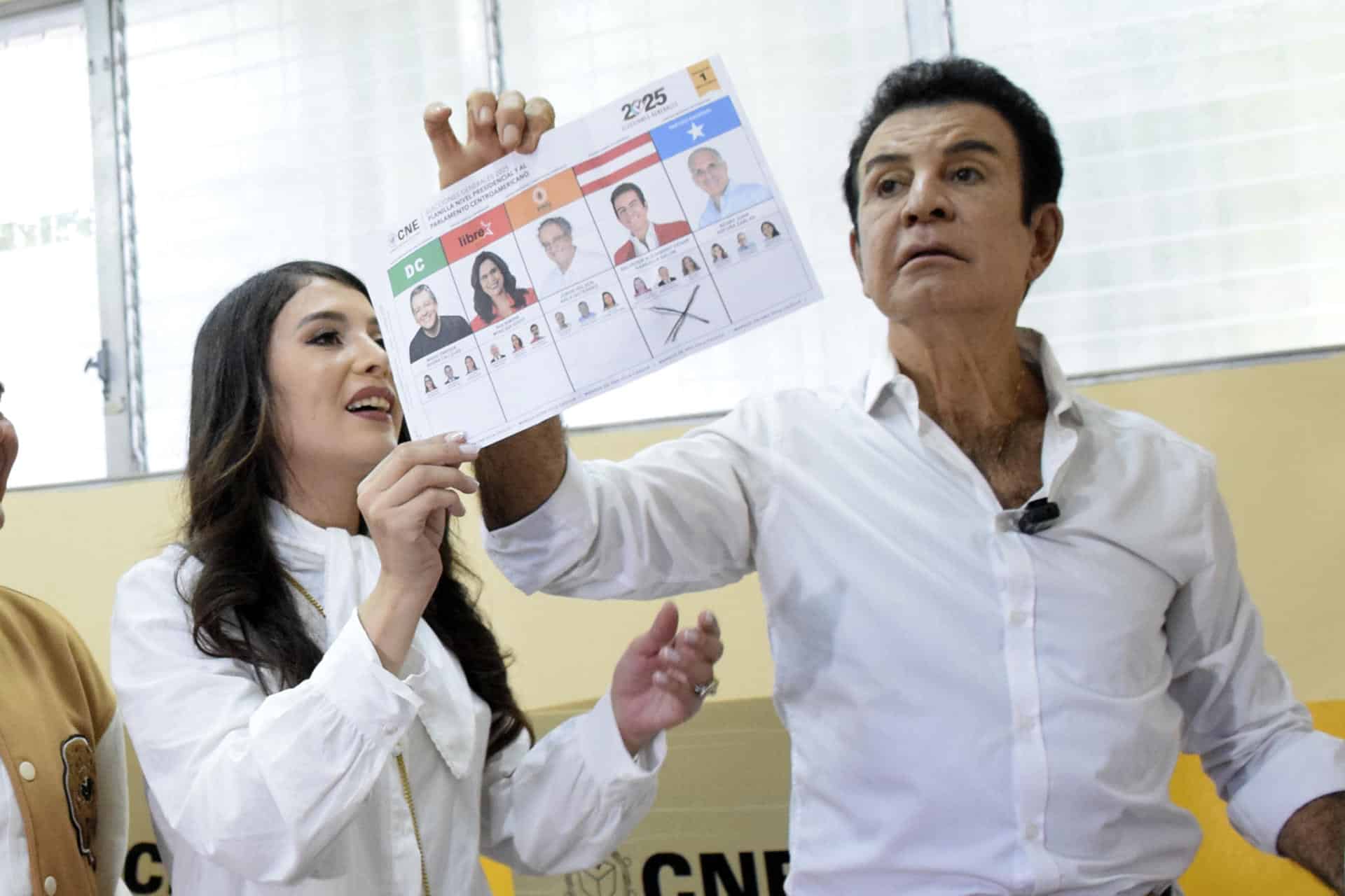 El candidato a la Presidencia de Honduras por el Partido Liberal, Salvador Nasralla (d), y su esposa Iroska Elvir, muestran una papeleta antes de votar este domingo, en Tegucigalpa (Honduras). EFE/ STR