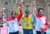 Las atletas Silvia Ortiz (c), de Ecuador, medalla de oro; Sheyla Eulogio Páucar (i), de Perú, medalla de plata y Zarita Suárez, de Perú, medalla de bronce, celebran en el podio este domingo, al finalizar el maratón de los Juegos Bolivarianos de Lima y Ayacucho 2025 en la Plaza Mayor de Lima (Perú). EFE/STR
