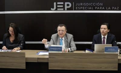 El presidente de la Jurisdicción Especial para la Paz (JEP), Alejandro Ramelli (c), habla durante una rueda de prensa este jueves, en Bogotá (Colombia). EFE/ Carlos Ortega