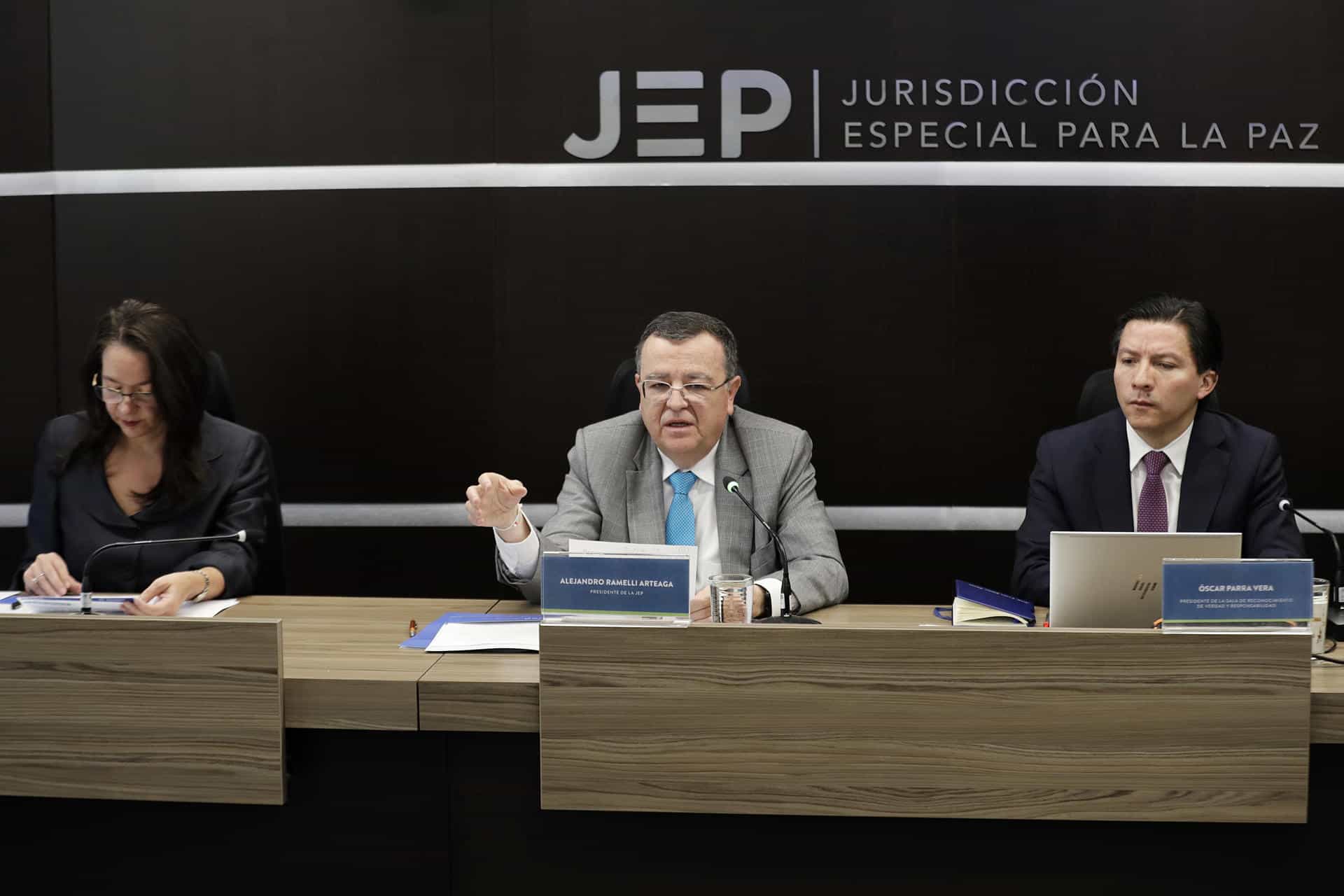 El presidente de la Jurisdicción Especial para la Paz (JEP), Alejandro Ramelli (c), habla durante una rueda de prensa este jueves, en Bogotá (Colombia). EFE/ Carlos Ortega