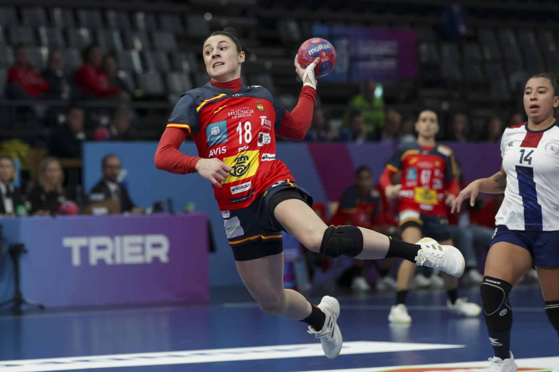 La española Maitane Echeverria Martinezen acción durante el partido de la IHF Women Handball World Championship 2025 que han jugado España y Paraguay en Trier, Alemania. EFE/EPA/CHRISTOPHER NEUNDORF