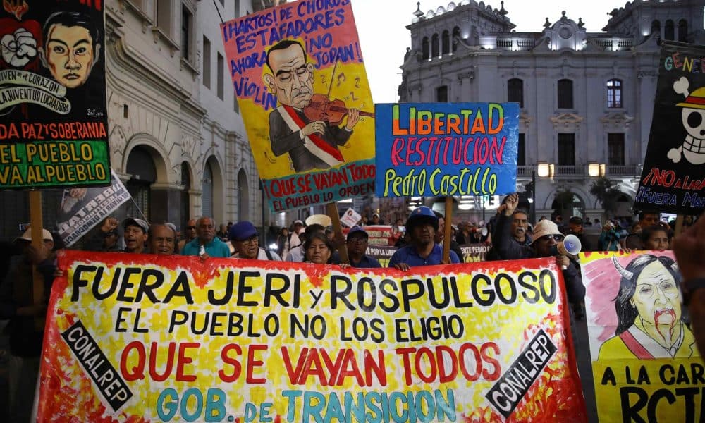 Personas sostienen carteles en una manifestación contra el gobierno este viernes, en Lima (Perú). EFE/ Paolo Aguilar