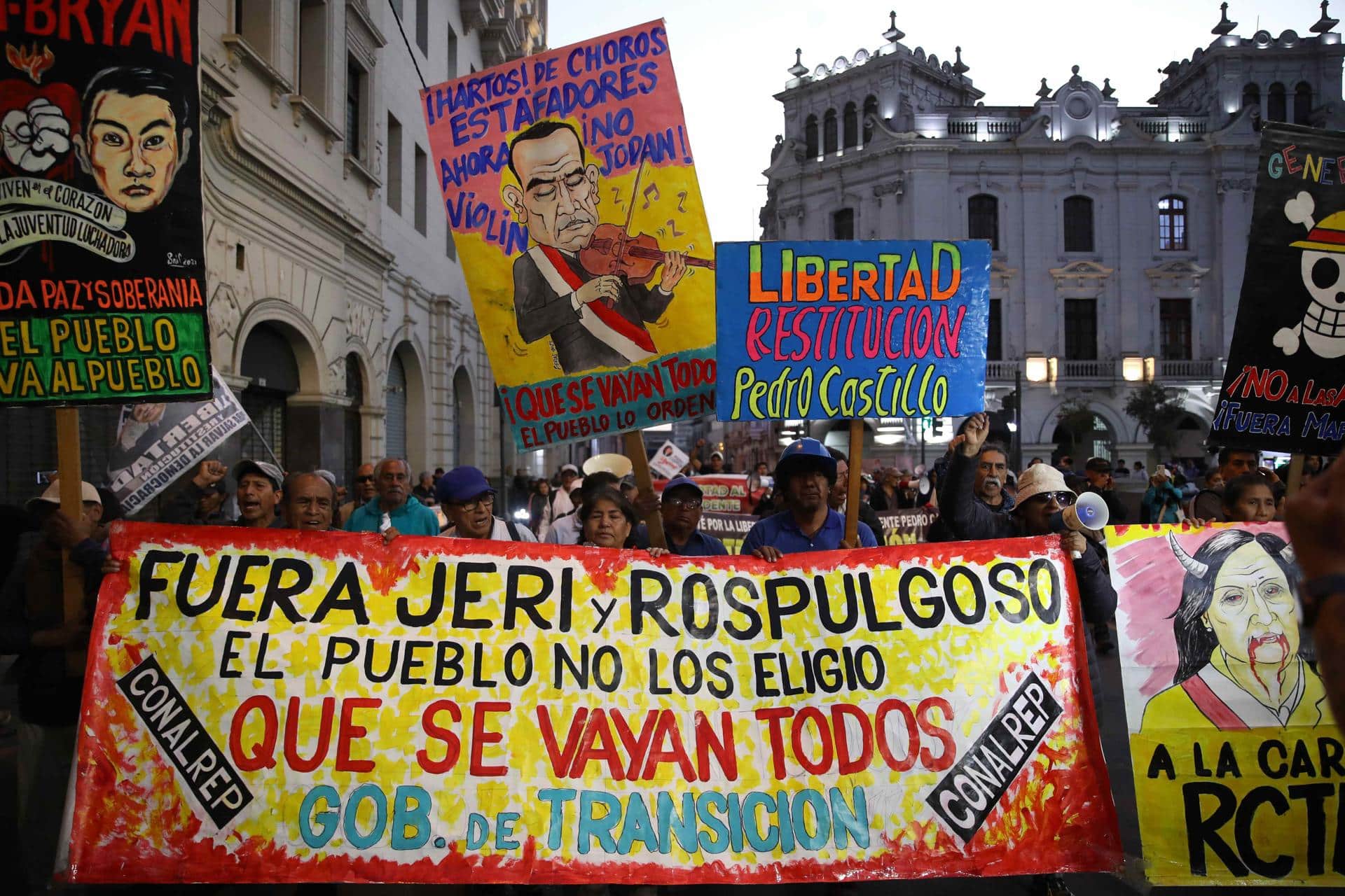 Personas sostienen carteles en una manifestación contra el gobierno este viernes, en Lima (Perú). EFE/ Paolo Aguilar
