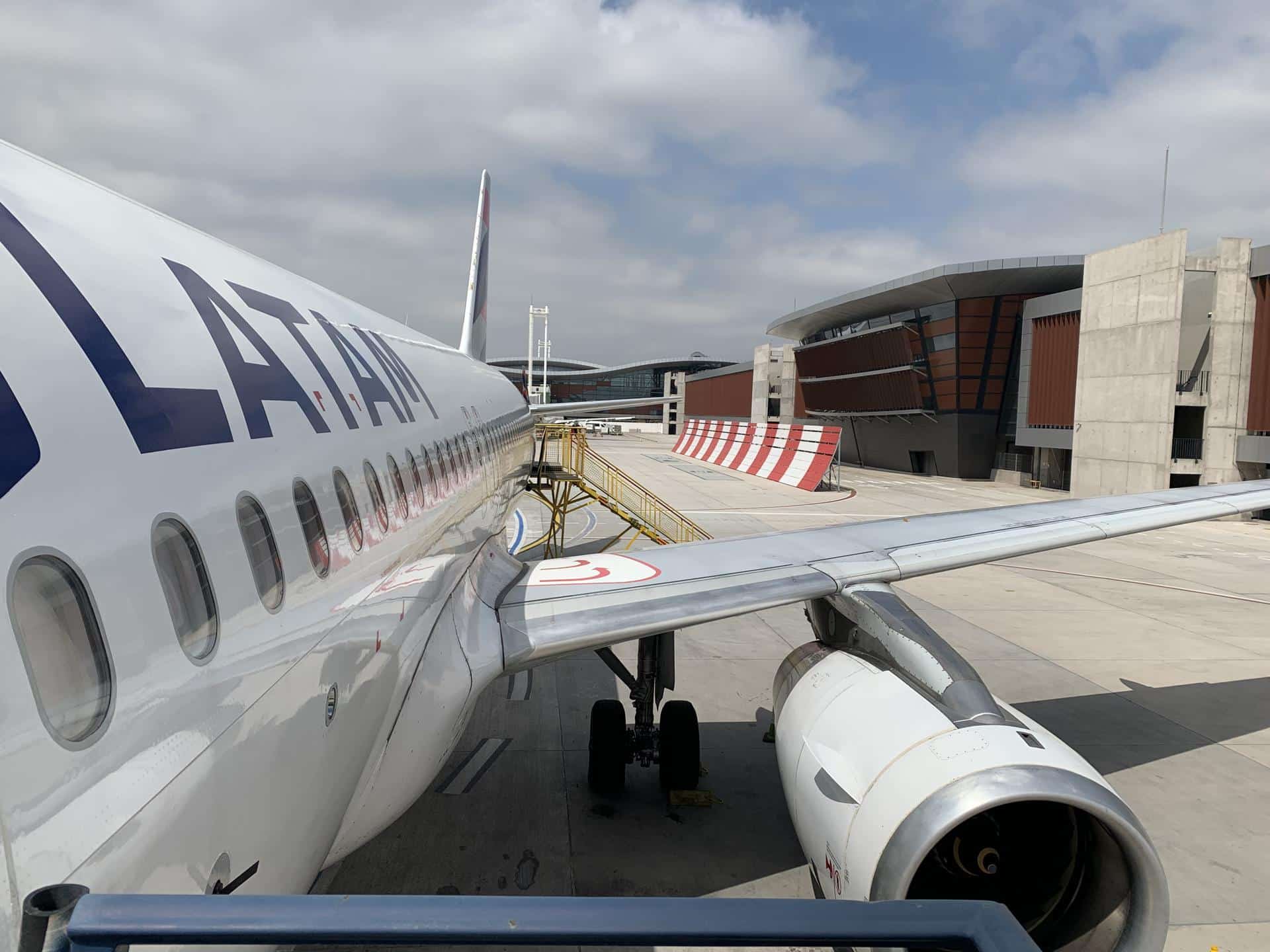 Fotografía de archivo de un avión de la aerolínea Latam Airlines. EFE/ Javier Martín