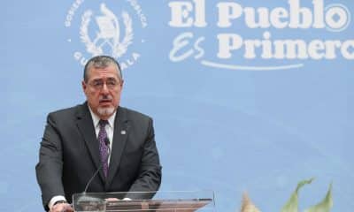 El presidente de Guatemala, Bernardo Arévalo de León, habla en una rueda de prensa este lunes, en Ciudad de Guatemala (Guatemala). EFE/ Mariano Macz